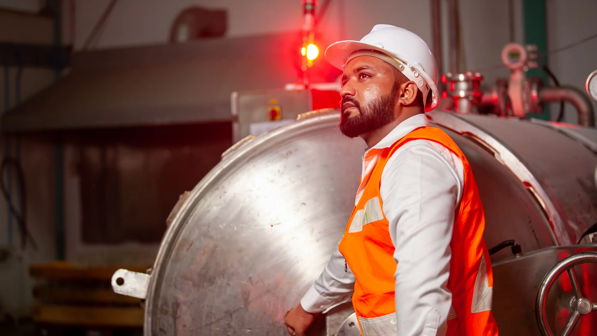 Equipo de seguridad industrial en planta